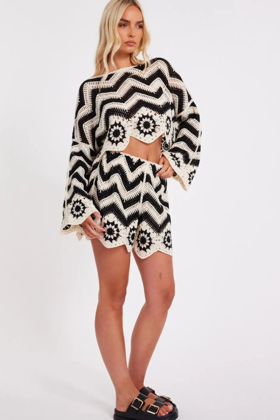 Quiz Crochet Scalloped Shorts Black Hot